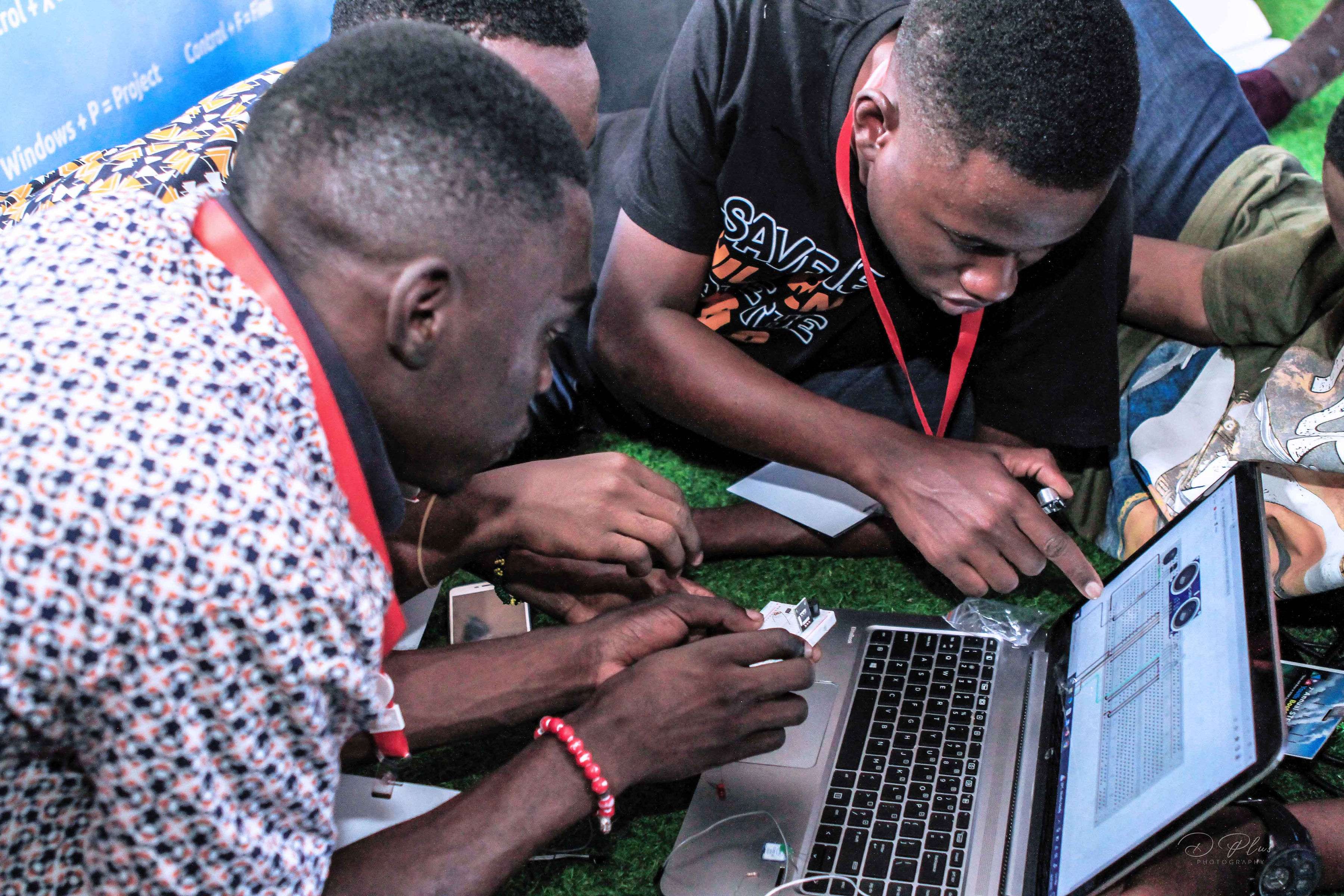 Young innovators collaborating during a Projekt Inspire STEM Youth Boot Camp